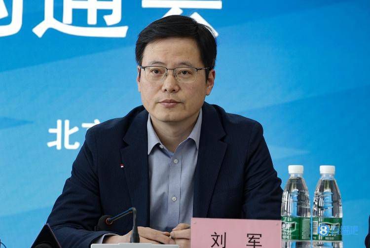 只盯着小伙子的护士